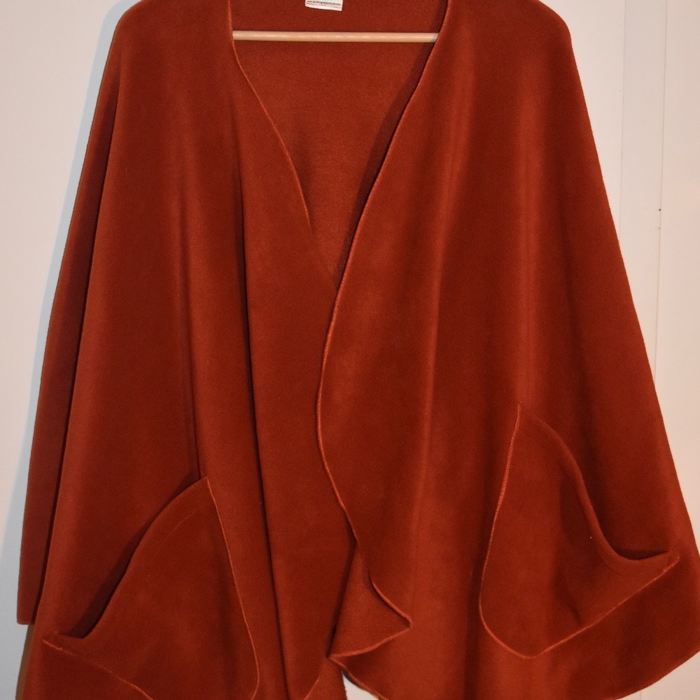 WOMEN'S BURNT ORANGE CAPE.